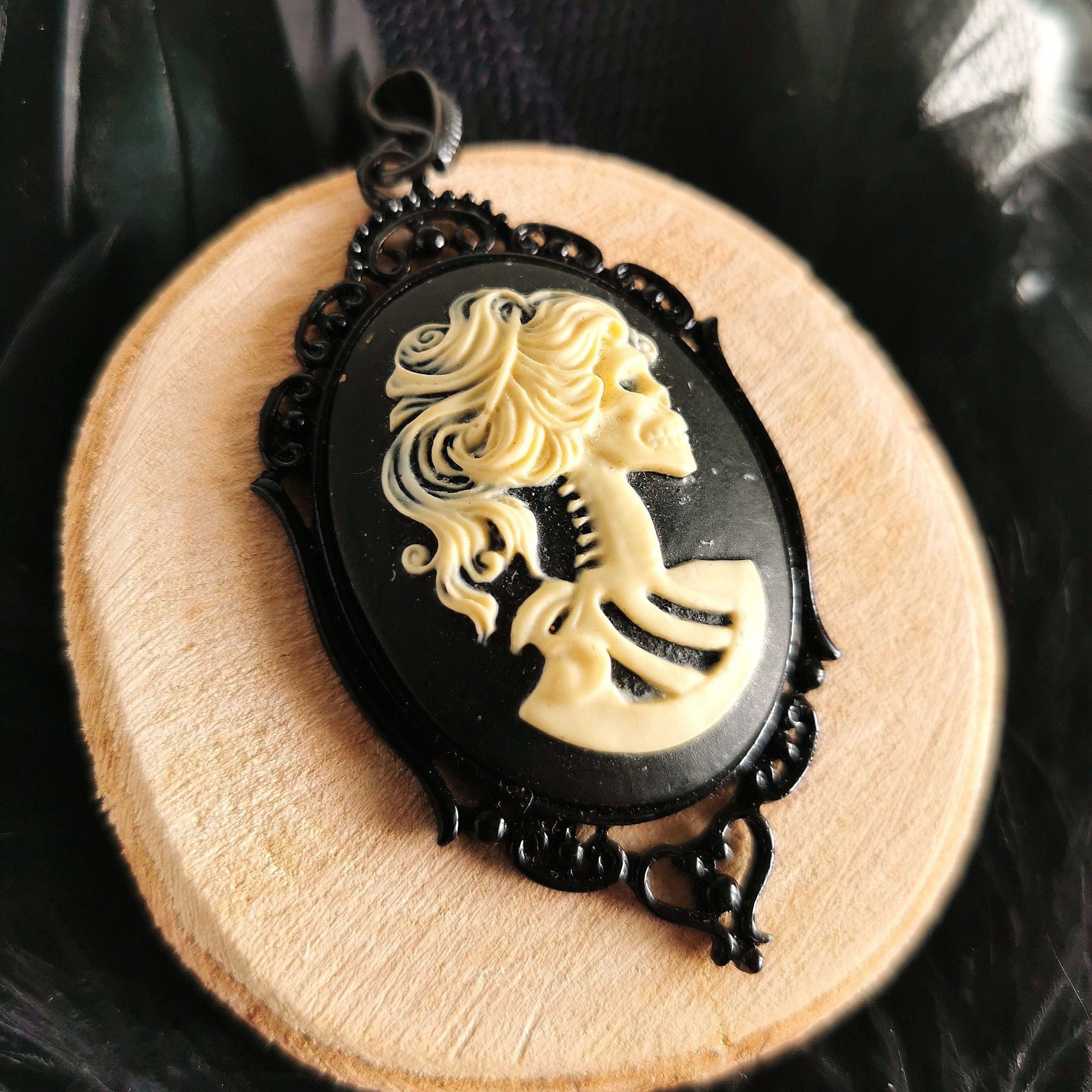 Lady Skull Anhänger Ohrringe Schmuckset Schädel Kette für Gothic Outfit oder LARP Cosplay -Pendants- BloodyBrilliants