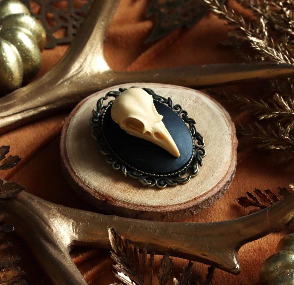 Vogel Schädel Brosche gold als Gothic Schmuck für Dark Academia Outfit, Mittelalter Schmuck für Hexen Adventskalender, Steampunk Stil -Brooches- BloodyBrilliants