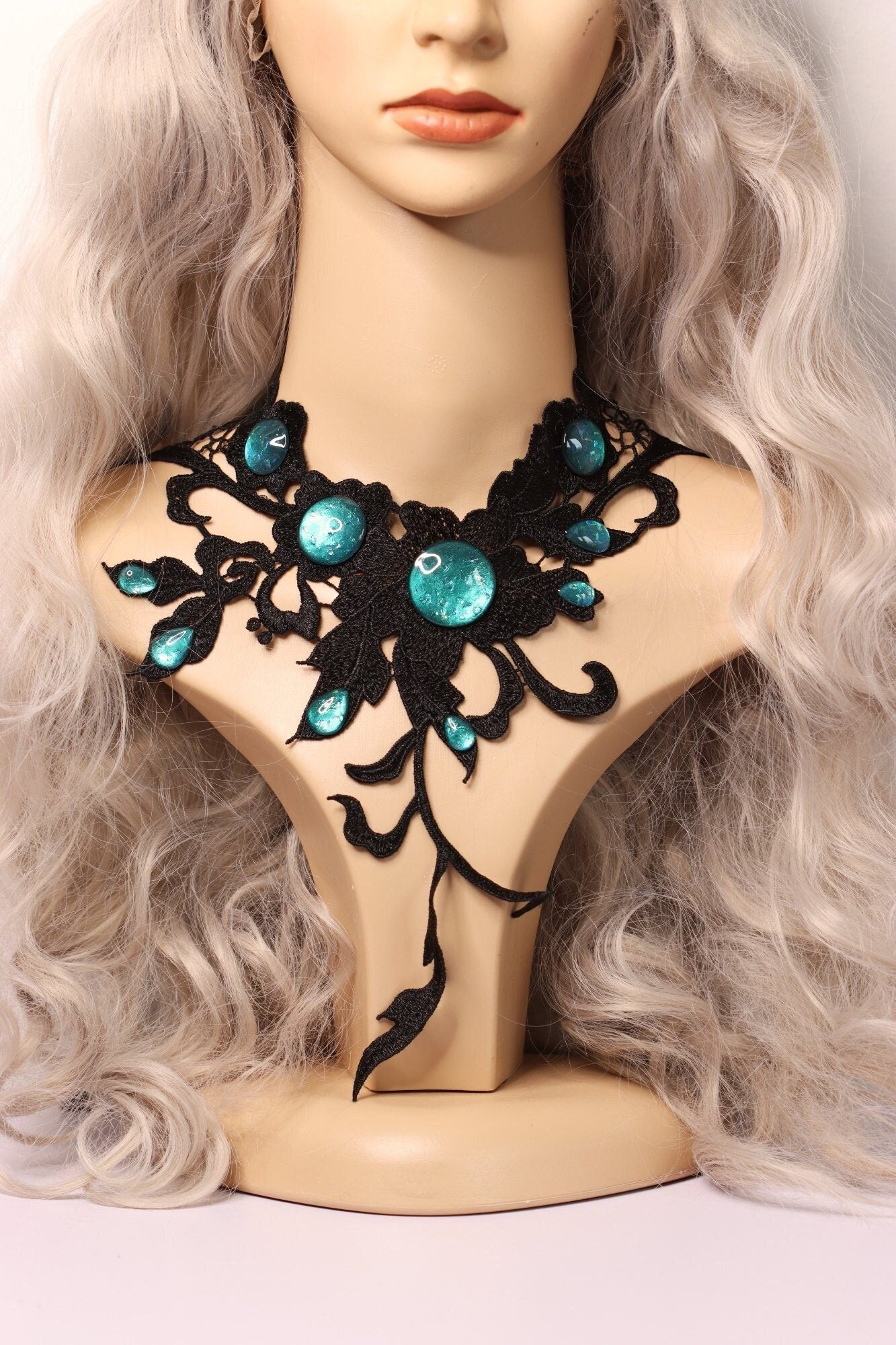 Gothic Choker – Asymmetrisches Collier schwarz mit Glassteinen, als Gothic Schmuck für Cosplay, Festival Outfit & Halloween Adventskalender -Chokers- BloodyBrilliants