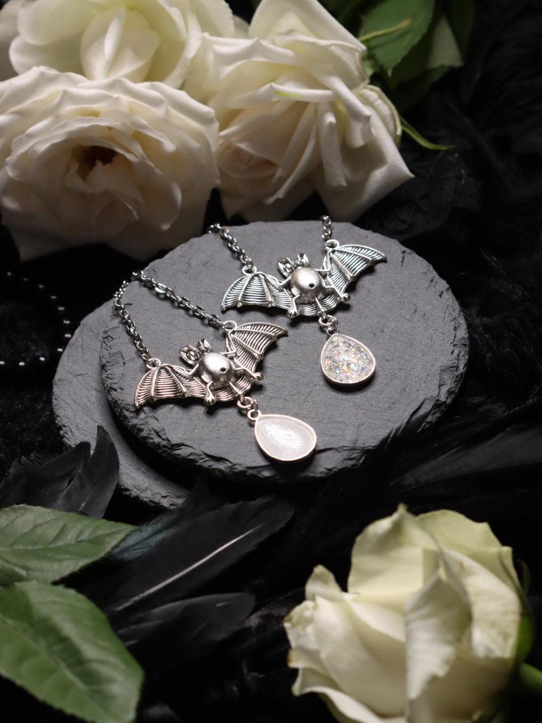 Fledermaus Kettenanhänger in Wunschfarbe als Gothic Schmuck für Vampir Kostüm und als Halloween Accessoires für Gothic Weihnachten -Pendants- BloodyBrilliants