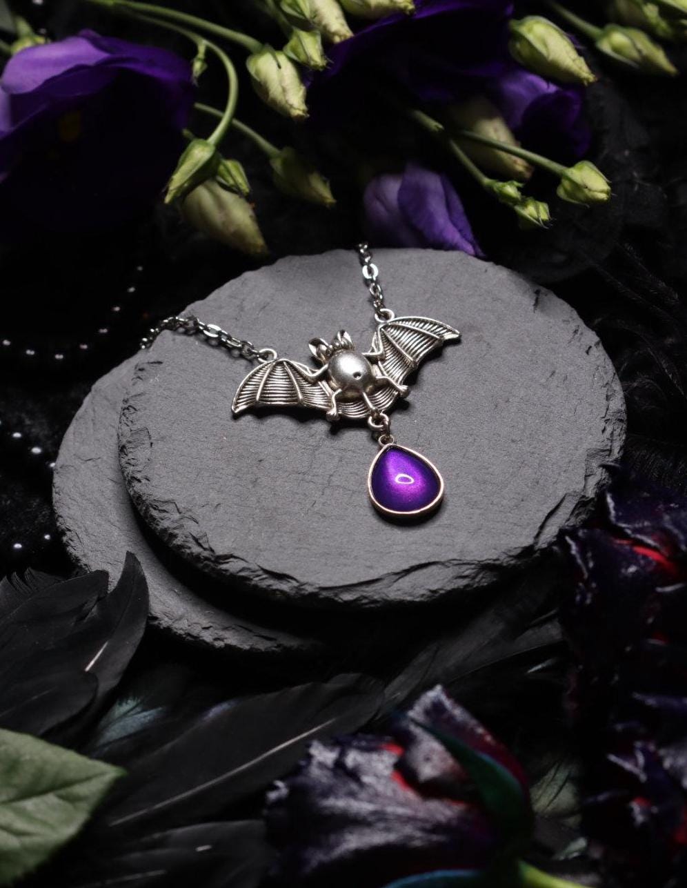 Fledermaus Kettenanhänger in Wunschfarbe als Gothic Schmuck für Vampir Kostüm und als Halloween Accessoires für Gothic Weihnachten -Pendants- BloodyBrilliants