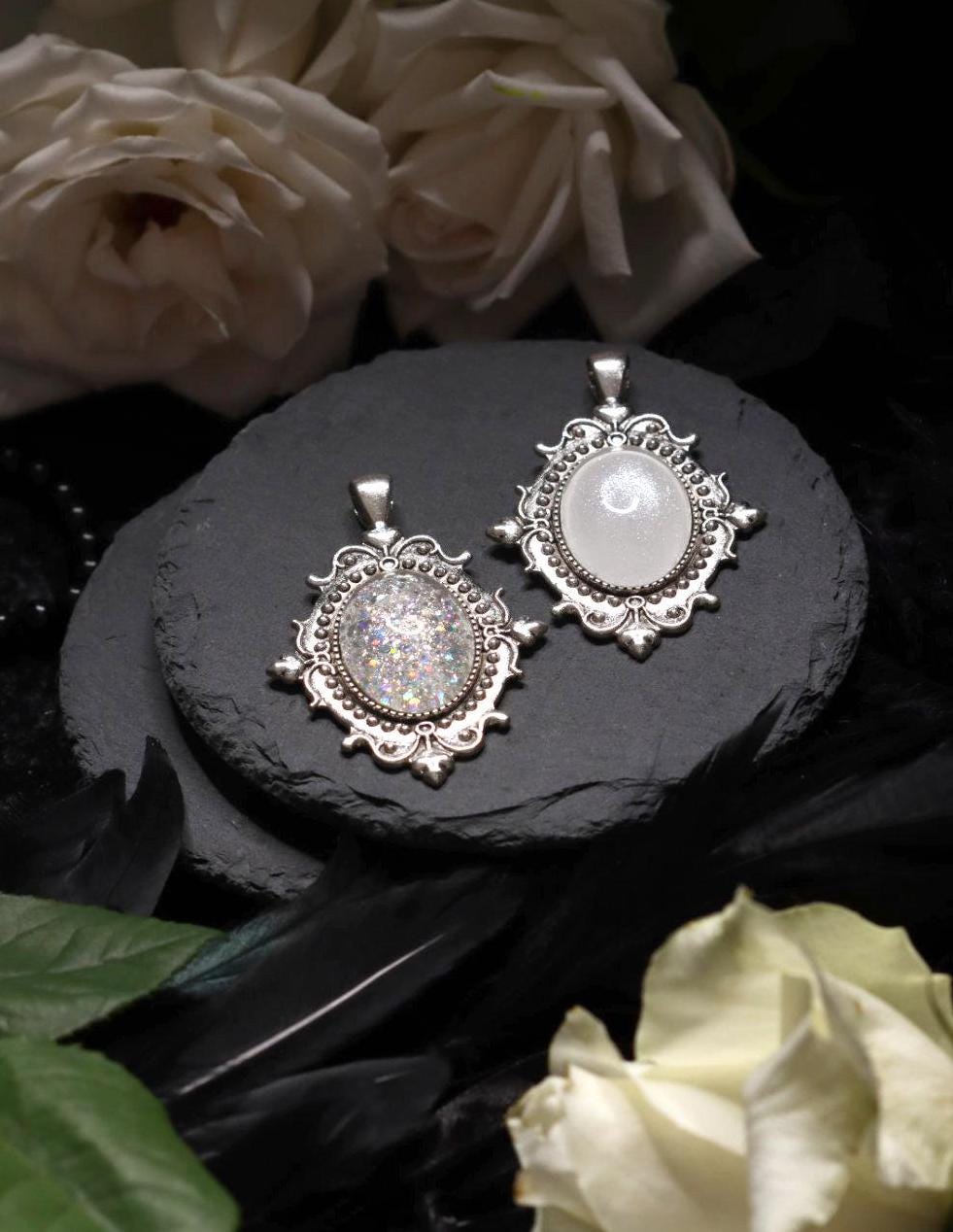 Schmuckset Weihnachtselfe silber aus Kettenanhänger und Jugendstil Haarspange in Wunschfarbe für Weihnachtsoutfit oder Elfen Schmuck -Barrettes & Clips- BloodyBrilliants