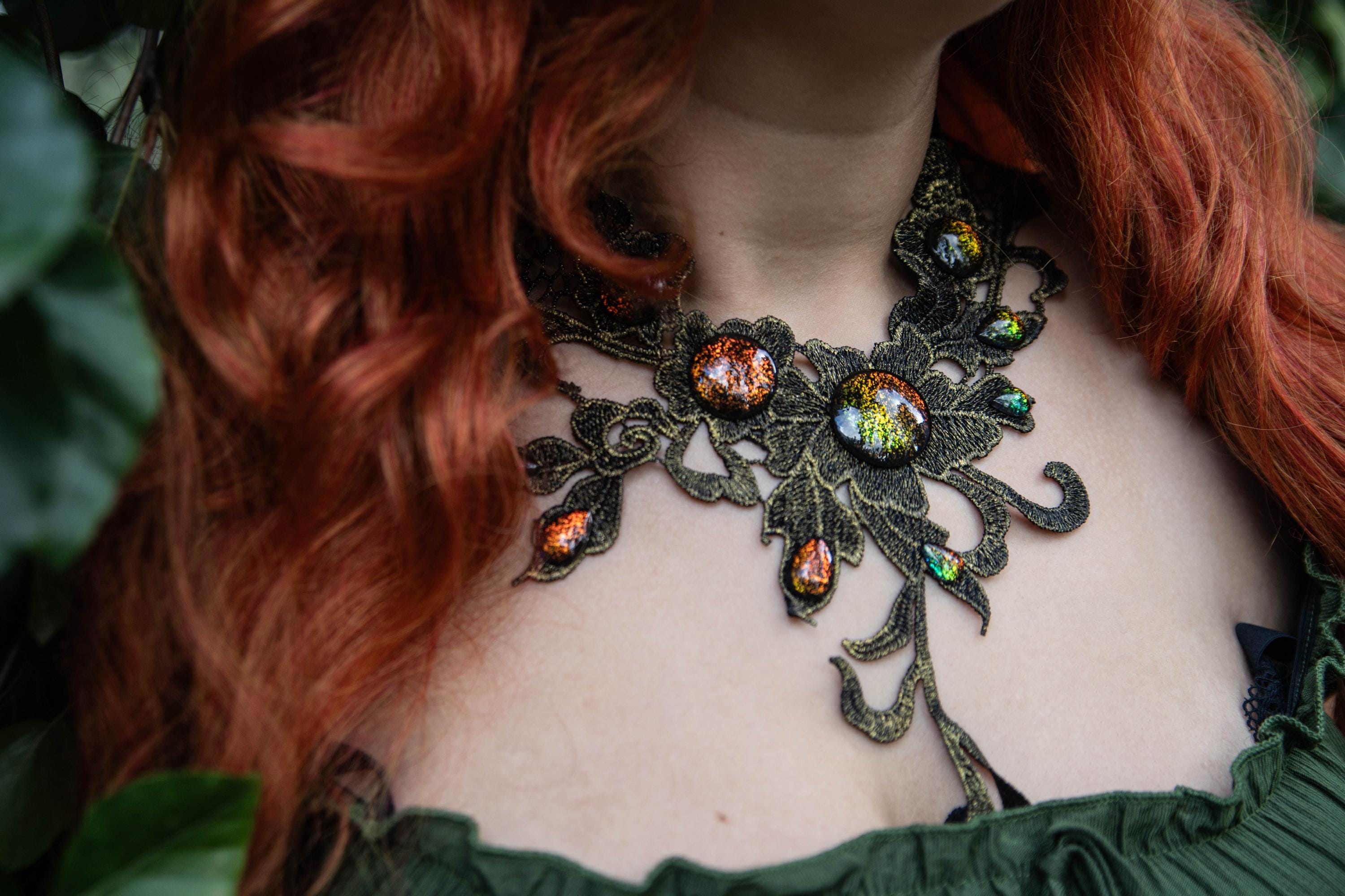 Blumen Fee Schmuckset aus bronzenem Collier, Haarspange und Ohrringen mit farbigen Cabochon Glassteinen für Steampunk und Vintage Hochzeit -Chokers- BloodyBrilliants