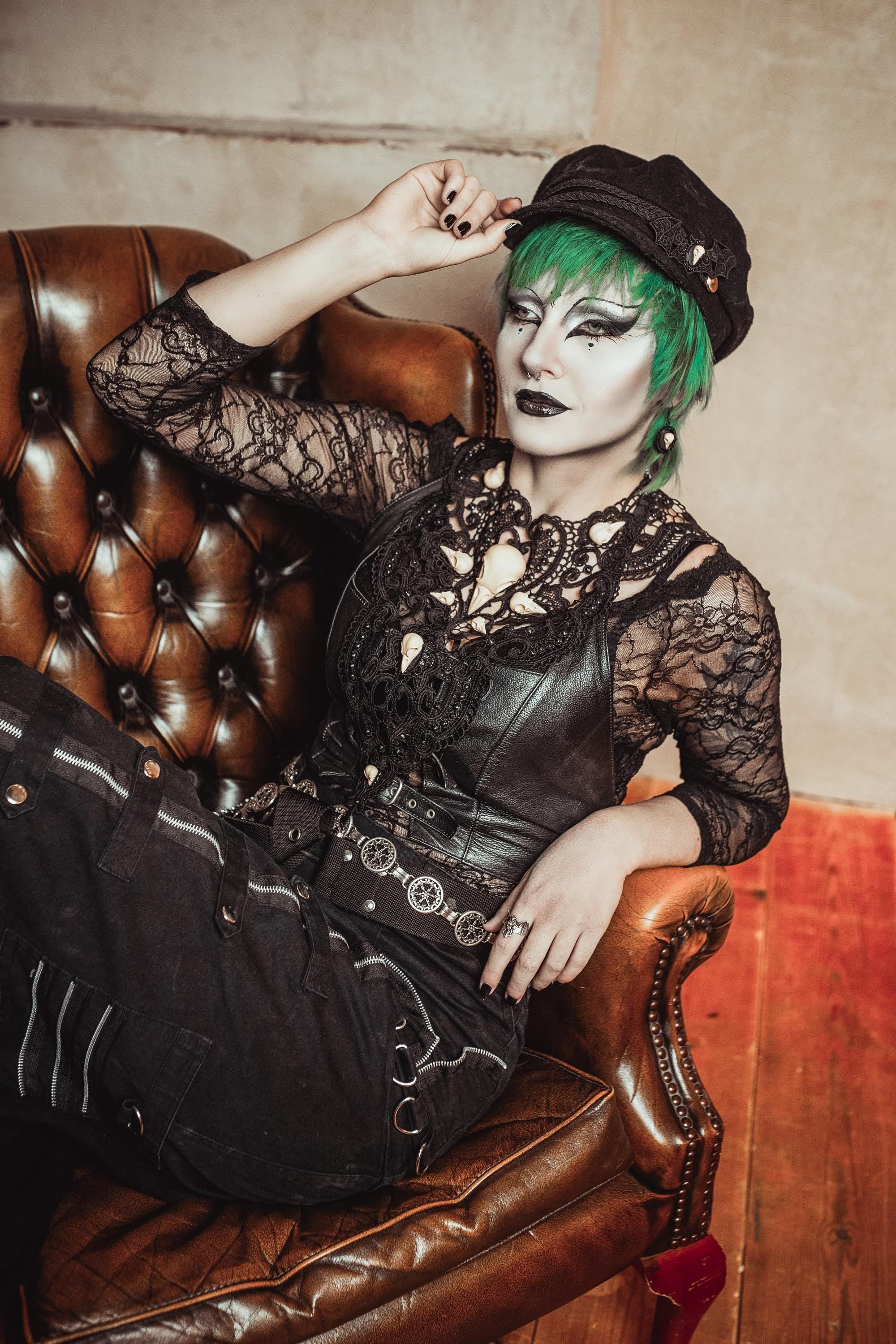 Rabenschädel Collier schwarz bronze für Gothic Fotoshooting und als Mittelalter Schmuck für Hexen Geburtstag & Halloween Adventskalender -Chokers- BloodyBrilliants