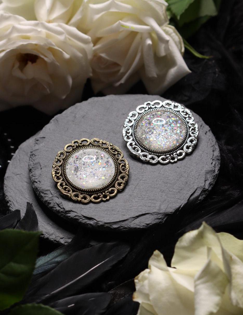 Runde Brosche Wunschfarbe aus Glassteinen in Silber und Bronze als Cosplay Schmuck und Gothic Accessoire