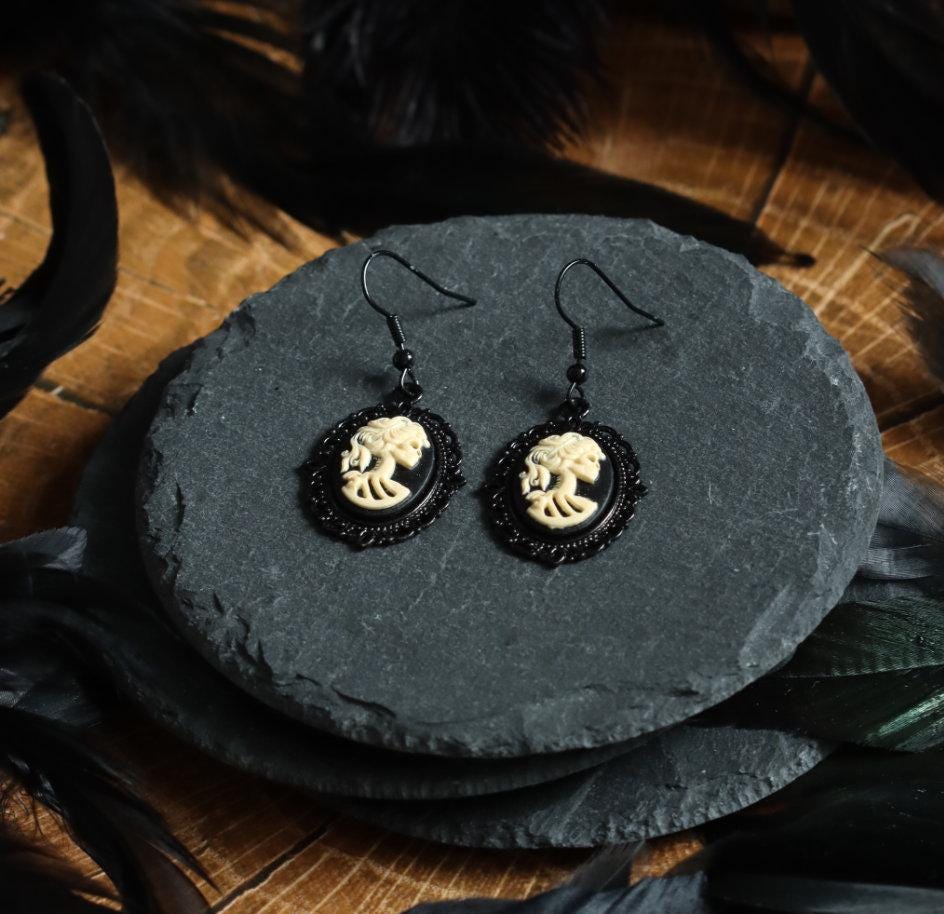 Lady Skull Anhänger Ohrringe Schmuckset Schädel Kette für Gothic Outfit oder LARP Cosplay -Pendants- BloodyBrilliants