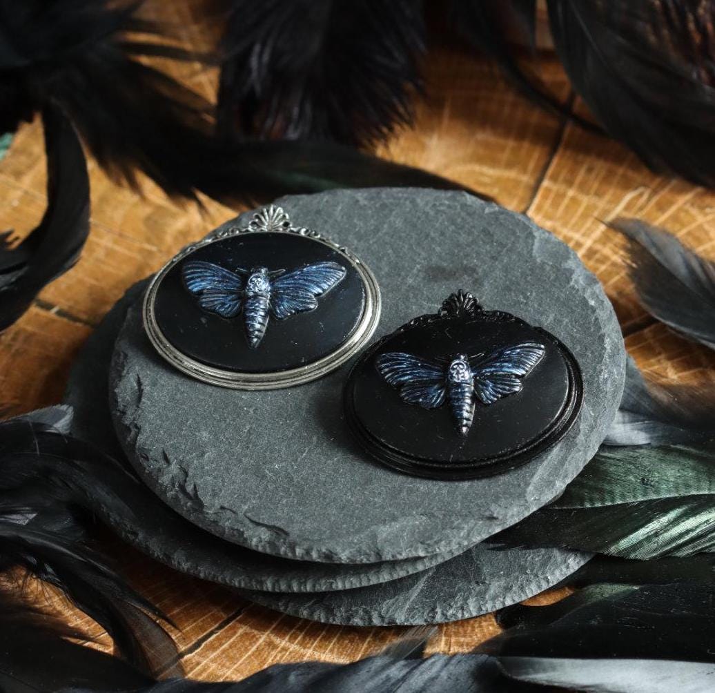 3D Totenkopfmotte Anhänger und Brosche in schwarz bronze silber Fassung für Gothic Outfit und Cosplay -Pendants- BloodyBrilliants