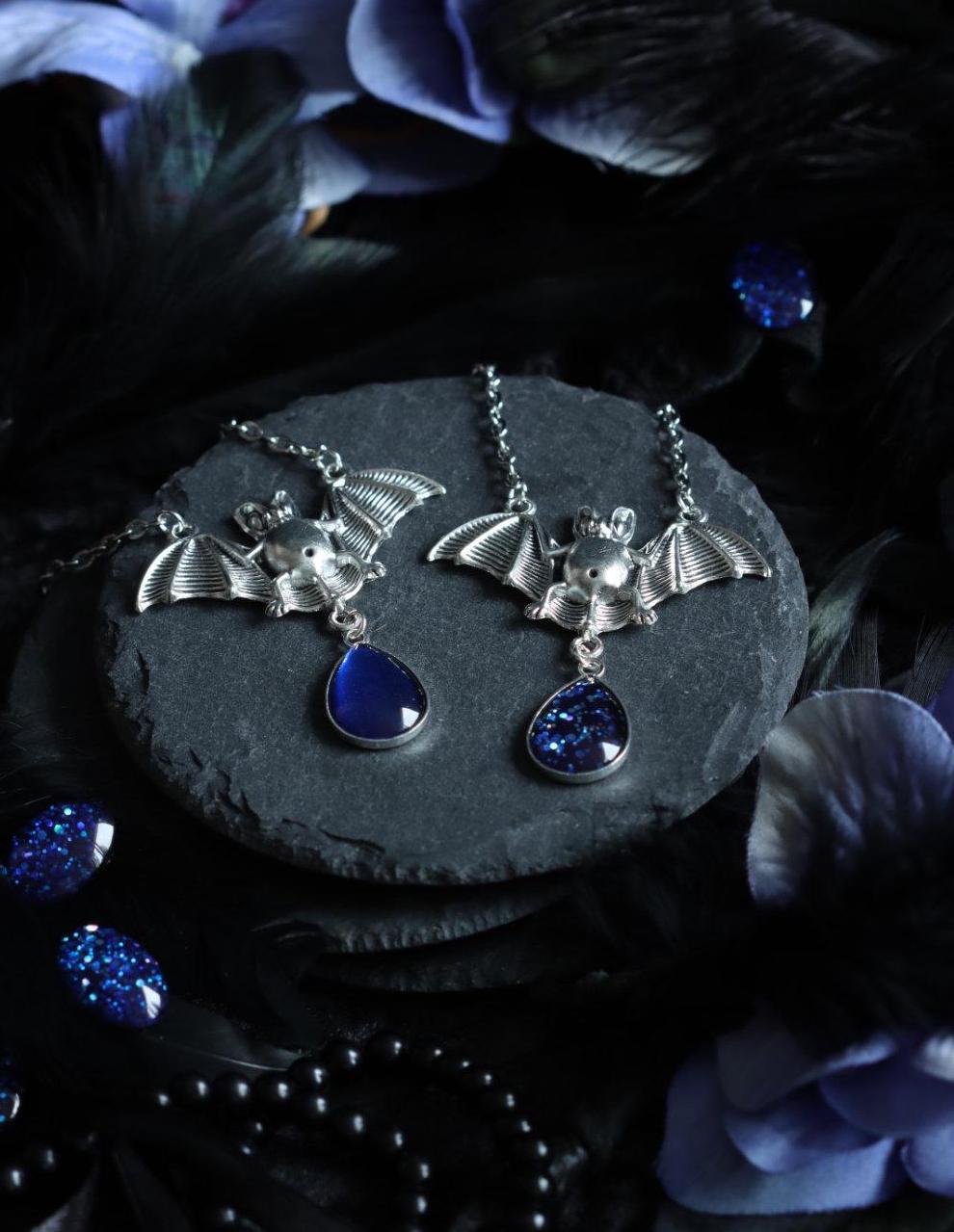 Fledermaus Schmuck Set in Wunschfarbe aus Fledermaus Kettenanhänger und Fledermaus Haarspange als Gothic Schmuck und Halloween Accessoires -Barrettes & Clips- BloodyBrilliants