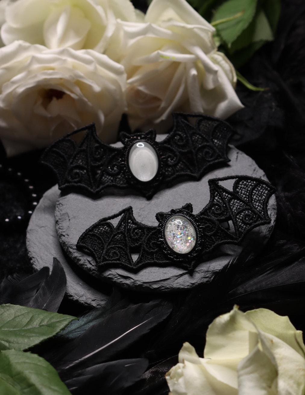 Fledermaus Schmuck Set in Wunschfarbe aus Fledermaus Kettenanhänger und Fledermaus Haarspange als Gothic Schmuck und Halloween Accessoires -Barrettes & Clips- BloodyBrilliants