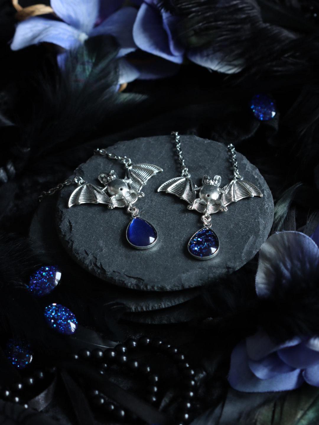 Fledermaus Kettenanhänger in Wunschfarbe als Gothic Schmuck für Vampir Kostüm und als Halloween Accessoires für Gothic Weihnachten -Pendants- BloodyBrilliants