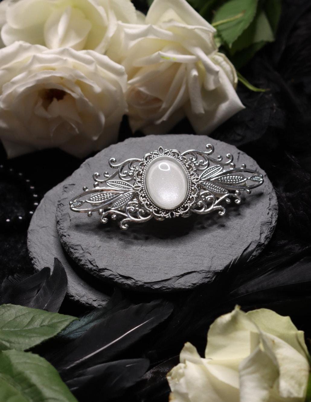 Schmuckset Weihnachtselfe silber aus Kettenanhänger und Jugendstil Haarspange in Wunschfarbe für Weihnachtsoutfit oder Elfen Schmuck -Barrettes & Clips- BloodyBrilliants