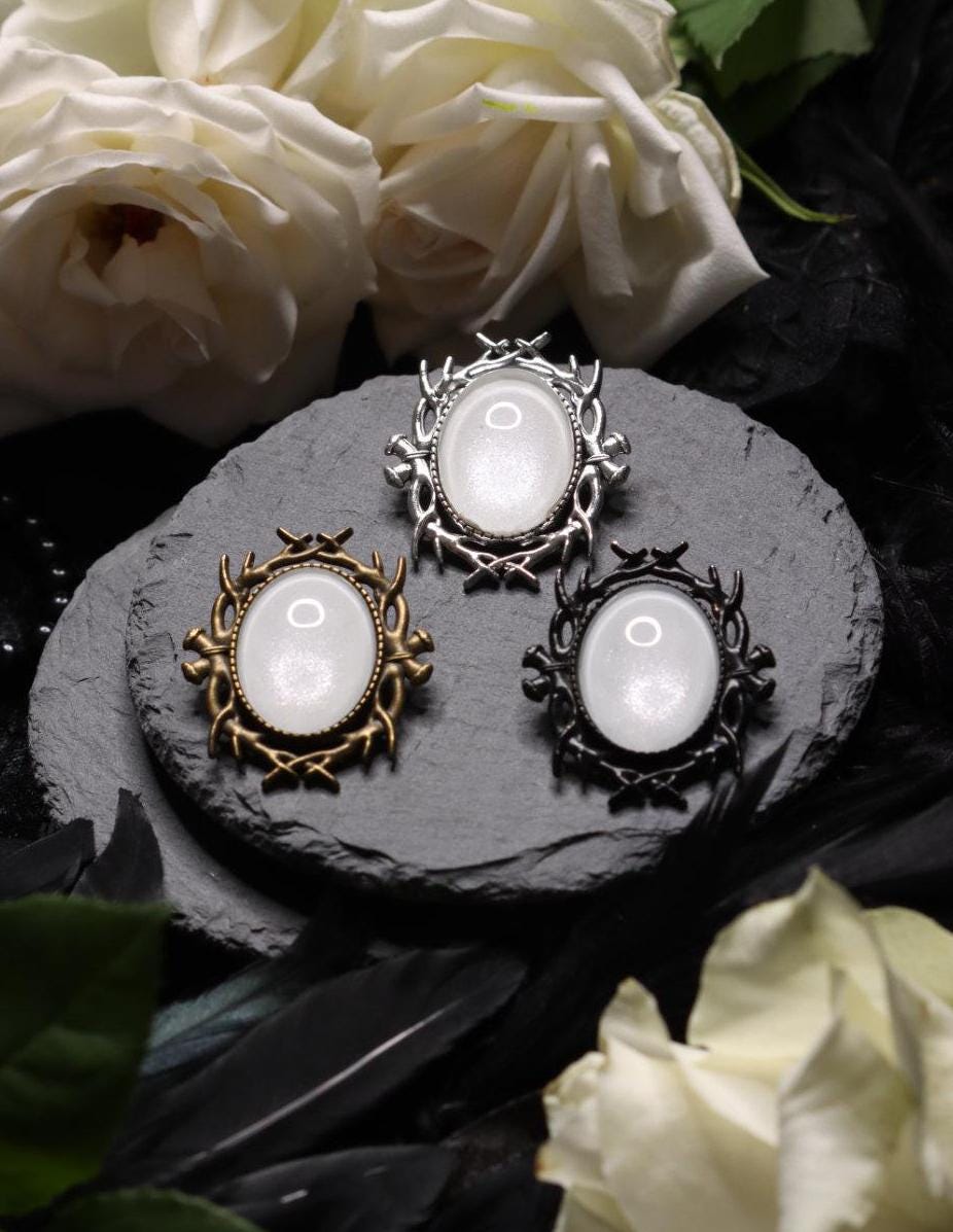 Ovale Brosche Geweih in Wunschfarbe – handgemachter Vintage Schmuck im Jugendstil für Cosplay, Fantasy-Outfits & Gothic Weihnachten Brosche -Brooches- BloodyBrilliants