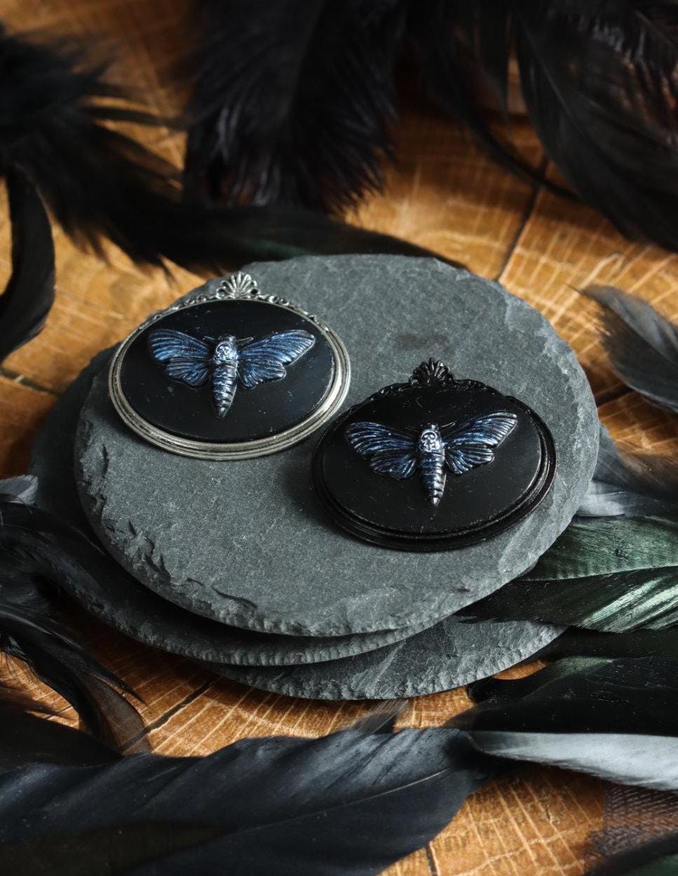 Totenkopfmotte Brosche schwarz als Gothic Schmuck für Dark Academia Outfit, Vintage Brosche gold für Hexen Adventskalender, Steampunk Stil -Brooches- BloodyBrilliants