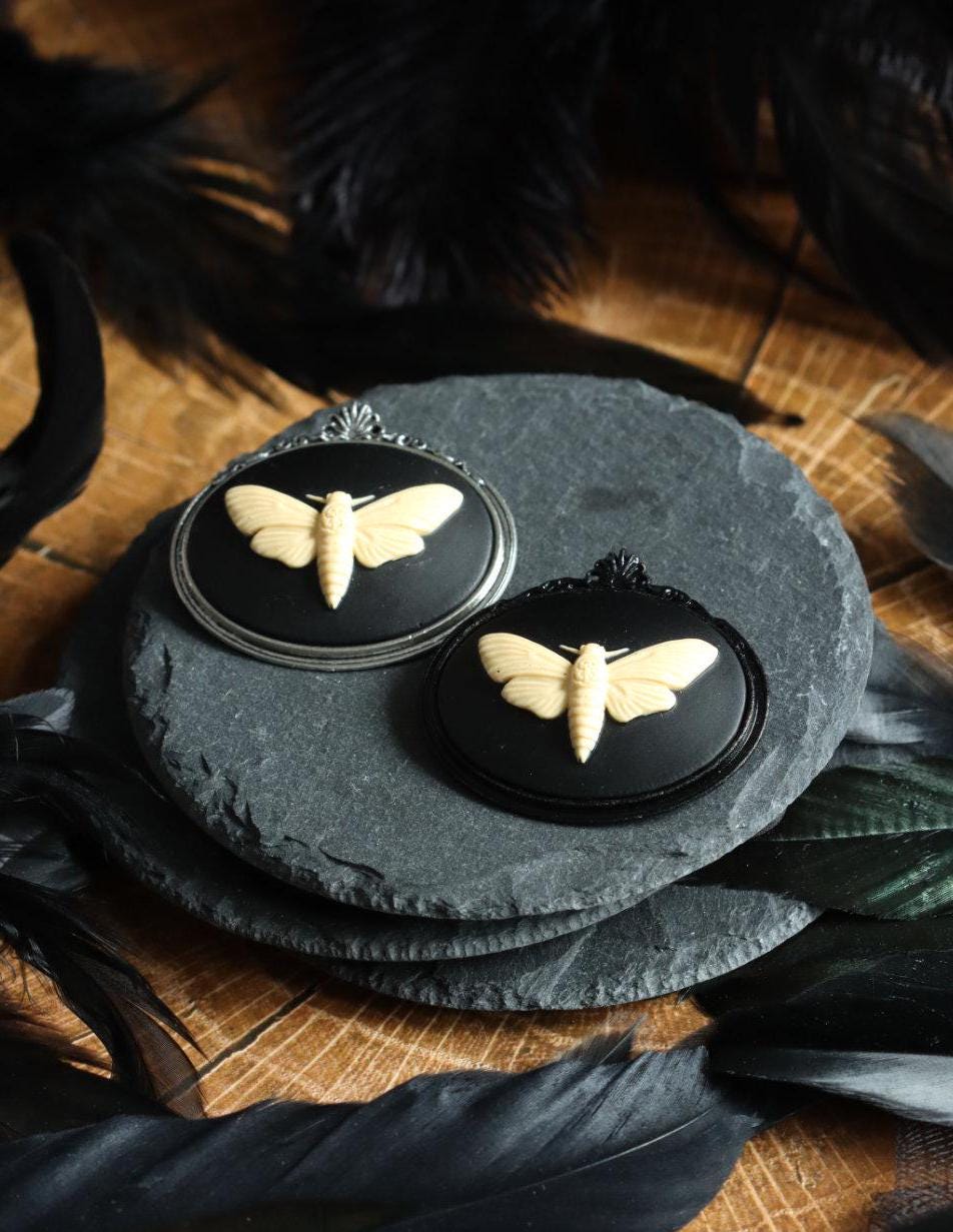 Totenkopfmotte Brosche schwarz als Gothic Schmuck für Dark Academia Outfit, Vintage Brosche gold für Hexen Adventskalender, Steampunk Stil -Brooches- BloodyBrilliants