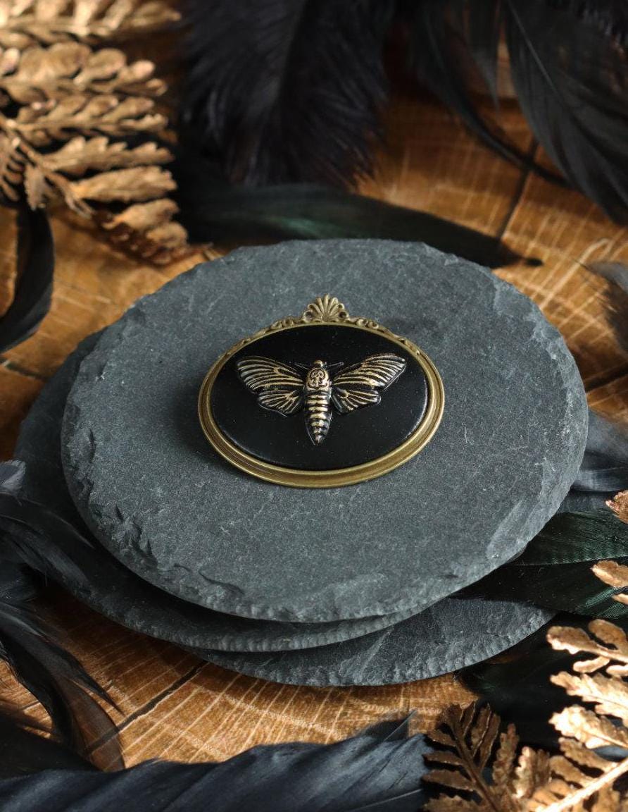 Totenkopfmotte Brosche schwarz als Gothic Schmuck für Dark Academia Outfit, Vintage Brosche gold für Hexen Adventskalender, Steampunk Stil -Brooches- BloodyBrilliants