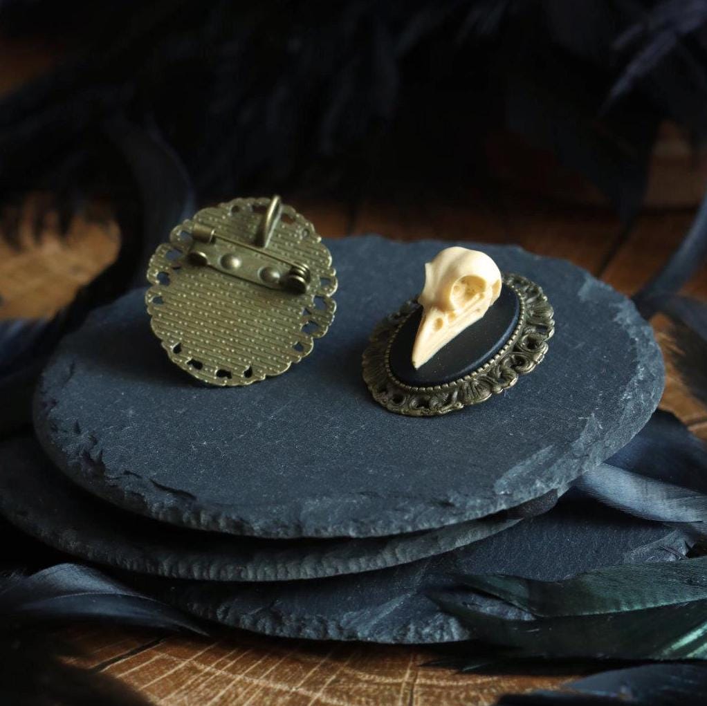 Vogel Schädel Brosche gold als Gothic Schmuck für Dark Academia Outfit, Mittelalter Schmuck für Hexen Adventskalender, Steampunk Stil -Brooches- BloodyBrilliants
