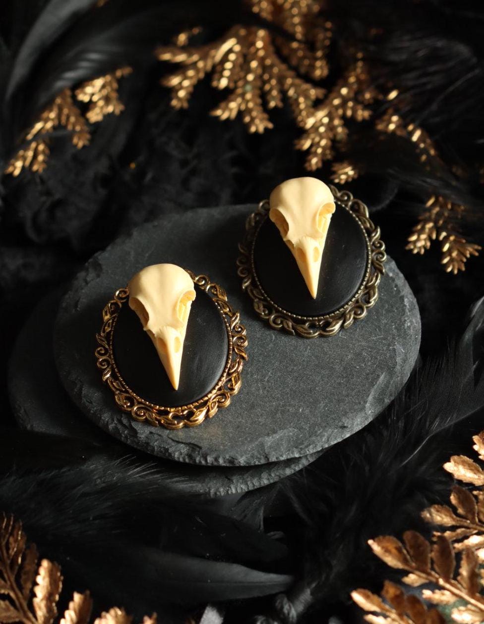 Vogel Schädel Brosche gold als Gothic Schmuck für Dark Academia Outfit, Mittelalter Schmuck für Hexen Adventskalender, Steampunk Stil -Brooches- BloodyBrilliants