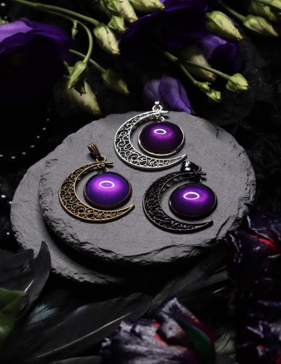 Mond Kettenanhänger in Wunschfarbe - Mond Schmuck im Dark Academia Style, Gothic Schmuck für Hexen Adventskalender, Choker schwarz -Pendants- BloodyBrilliants