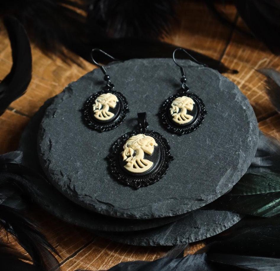 Lady Skull Anhänger Ohrringe Schmuckset Schädel Kette für Gothic Outfit oder LARP Cosplay -Pendants- BloodyBrilliants
