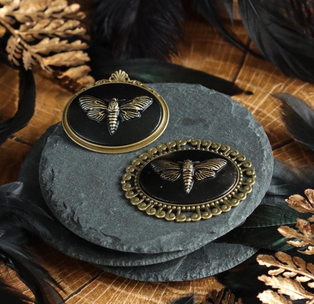 3D Totenkopfmotte Anhänger und Brosche in schwarz bronze silber Fassung für Gothic Outfit und Cosplay -Pendants- BloodyBrilliants