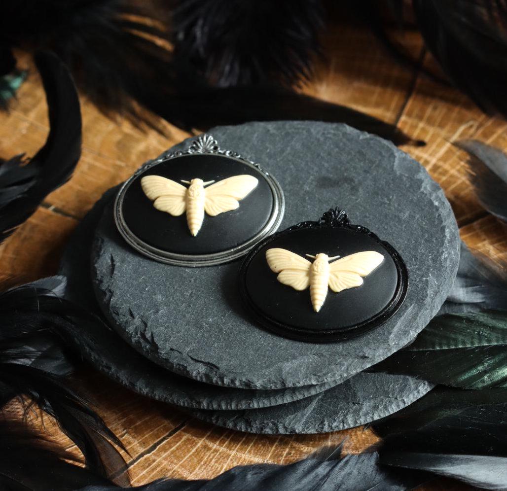 3D Totenkopfmotte Anhänger und Brosche in schwarz bronze silber Fassung für Gothic Outfit und Cosplay -Pendants- BloodyBrilliants
