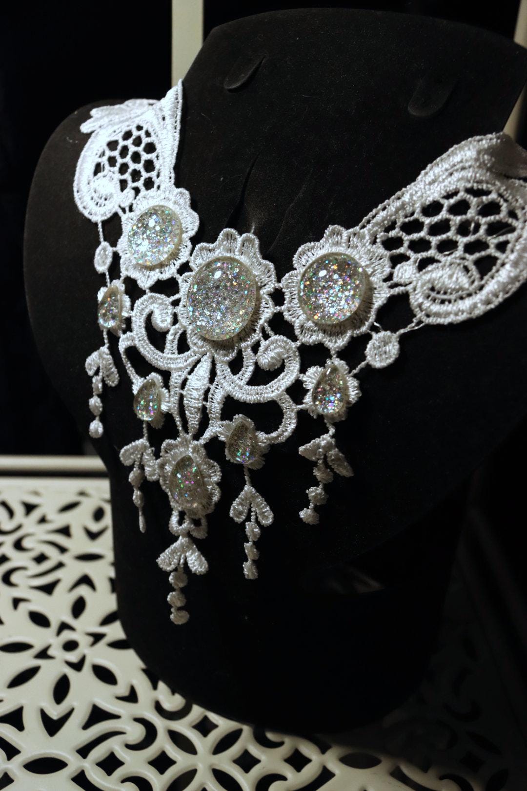 Collier Libelle aus Spitze mit farbigen Cabochon Glassteinen für Themenhochzeit und Cosplay Outfit -Chokers- BloodyBrilliants