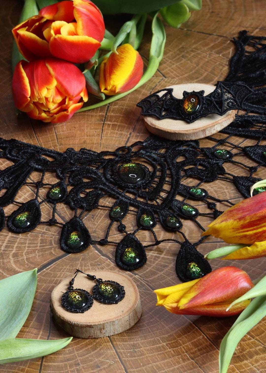 Gothic Schmuckset Wunschfarbe aus Collier, Fledermaus Haarspange und Ohrringen mit farbigen Glassteinen für Hexen Outfit und Gothic Hochzeit -Chokers- BloodyBrilliants