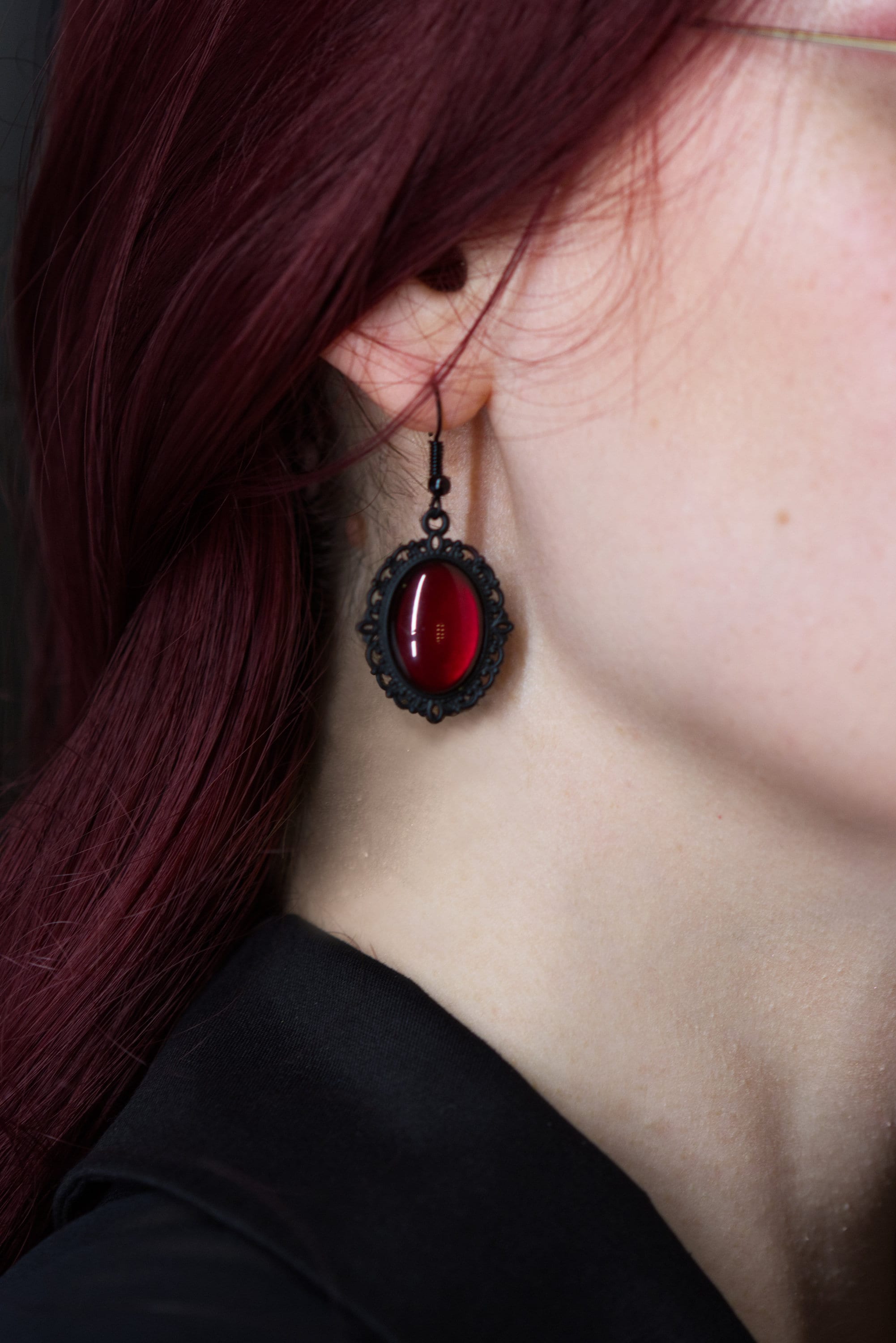 Ohrringe Oval hängend verziert mit farbigen Glassteinen in Silber Bronze Schwarz als edler Alltagsschmuck und als Geburtstagsgeschenk -Dangle & Drop Earrings- BloodyBrilliants