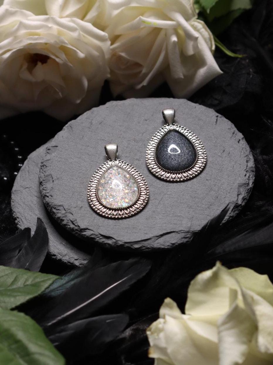 Tropfen Anhänger verziert in Silber und Bronze mit Wunschfarbe als Steampunk Schmuck und Vintage Geschenk für Abschlussball -Pendants- BloodyBrilliants