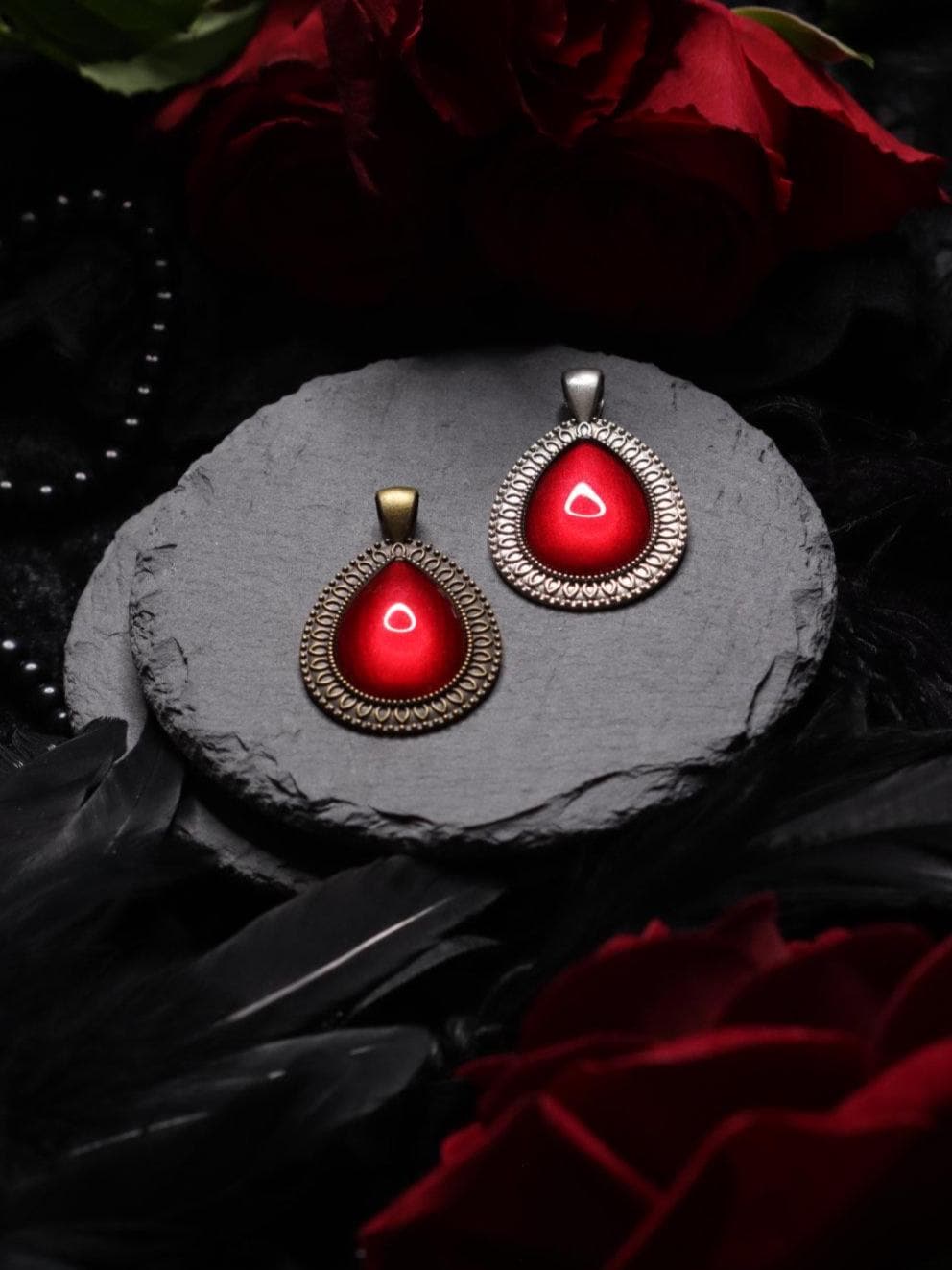 Tropfen Anhänger verziert in Silber und Bronze mit Wunschfarbe als Steampunk Schmuck und Vintage Geschenk für Abschlussball -Pendants- BloodyBrilliants