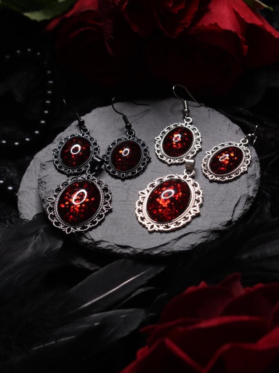 Schmuckset Oval in Wunschfarbe, Vintage Kette als Geburtstagsgeschenk, Gothic Kettenanhänger als Mittelalter Schmuck, Ohrringe hängend -Charm Necklaces- BloodyBrilliants