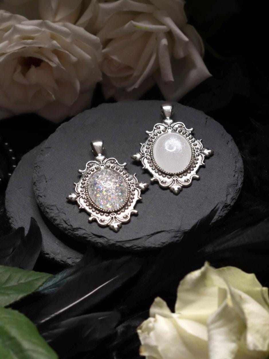 Barock Anhänger in Wunschfarbe, Vintage Kette & 20er Jahre Accessoires für Vintage Weihnachten, Gothic Kettenanhänger im Dark Academia Style -Pendants- BloodyBrilliants