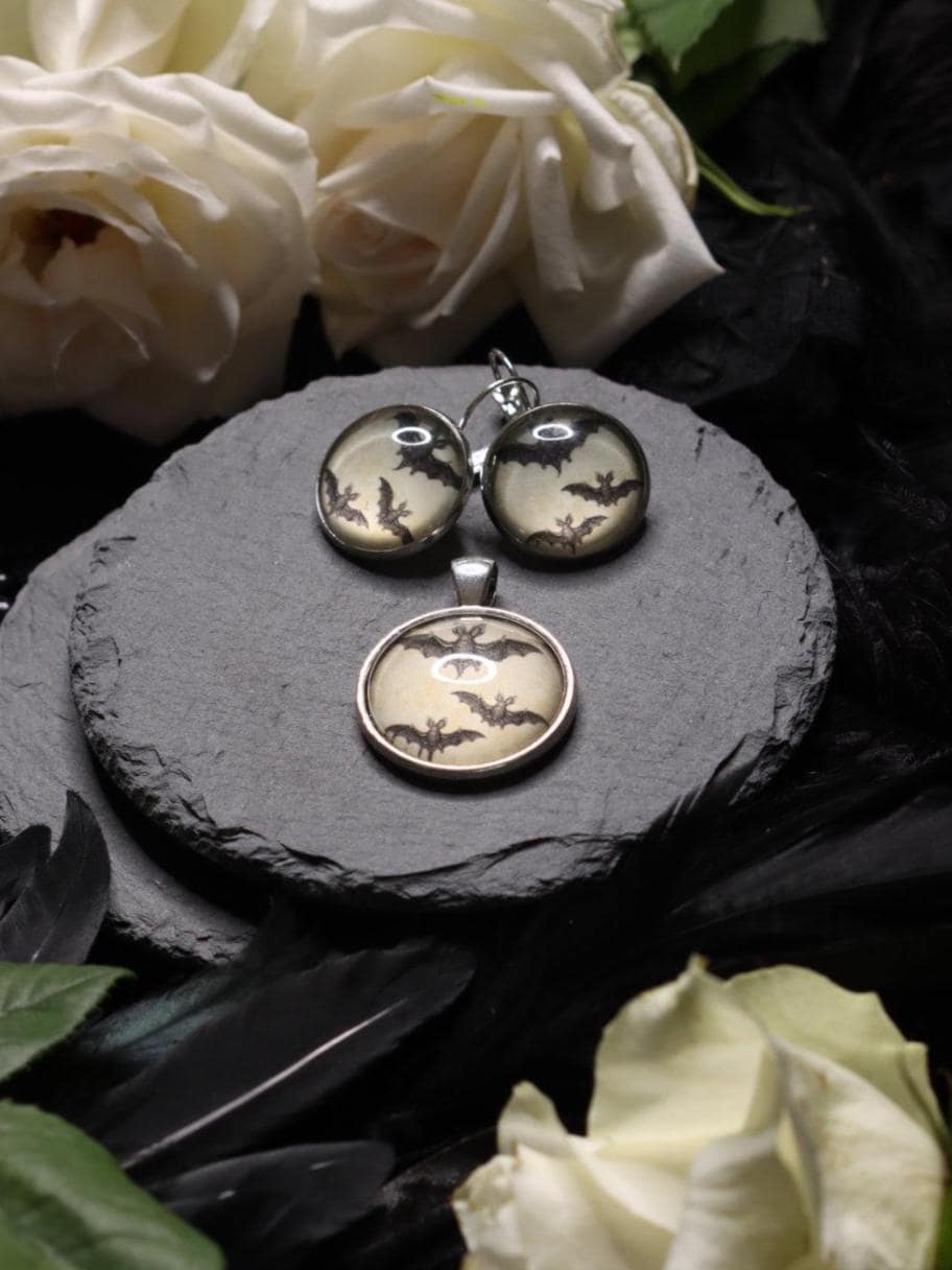 Fledermaus Schmuckset aus Anhänger Ohrringe mit Kette in silber bronze oder schwarz für Gothic Outfit und Vampir Cosplay -Pendants- BloodyBrilliants
