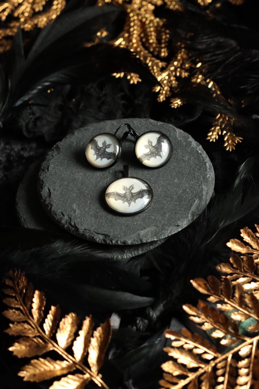 Fledermaus Anhänger Ohrringe mit Kette in silber bronze oder schwarz für Gothic Outfit und Vampir Cosplay -Pendants- BloodyBrilliants