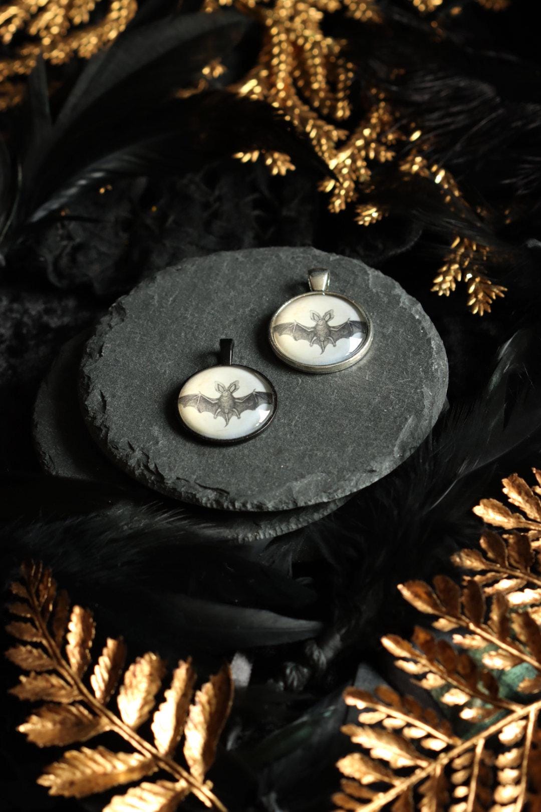 Fledermaus Anhänger Ohrringe mit Kette in silber bronze oder schwarz für Gothic Outfit und Vampir Cosplay -Pendants- BloodyBrilliants