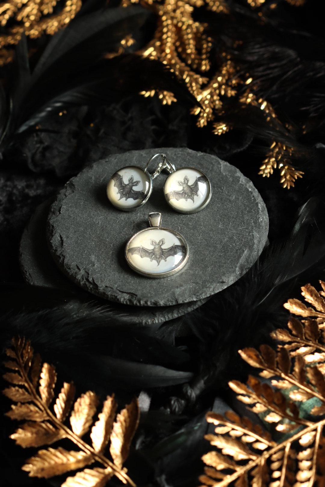 Fledermaus Anhänger Ohrringe mit Kette in silber bronze oder schwarz für Gothic Outfit und Vampir Cosplay -Pendants- BloodyBrilliants