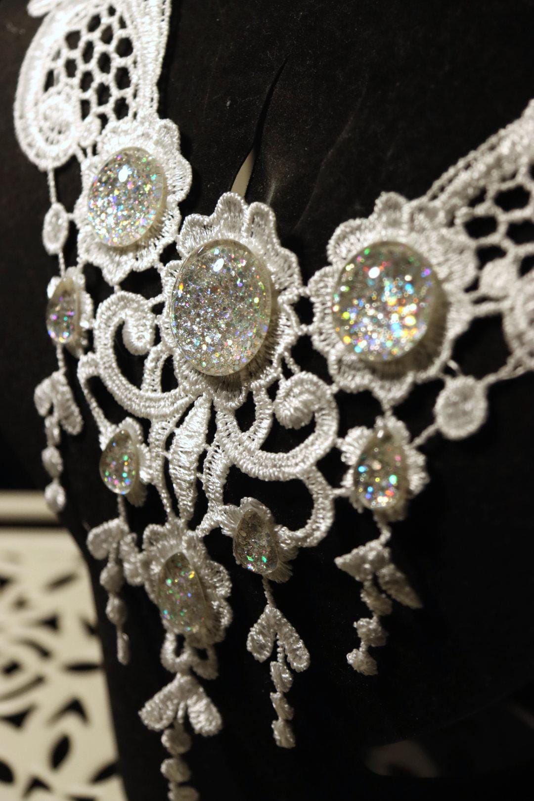 Collier Libelle aus Spitze mit farbigen Cabochon Glassteinen für Themenhochzeit und Cosplay Outfit -Chokers- BloodyBrilliants