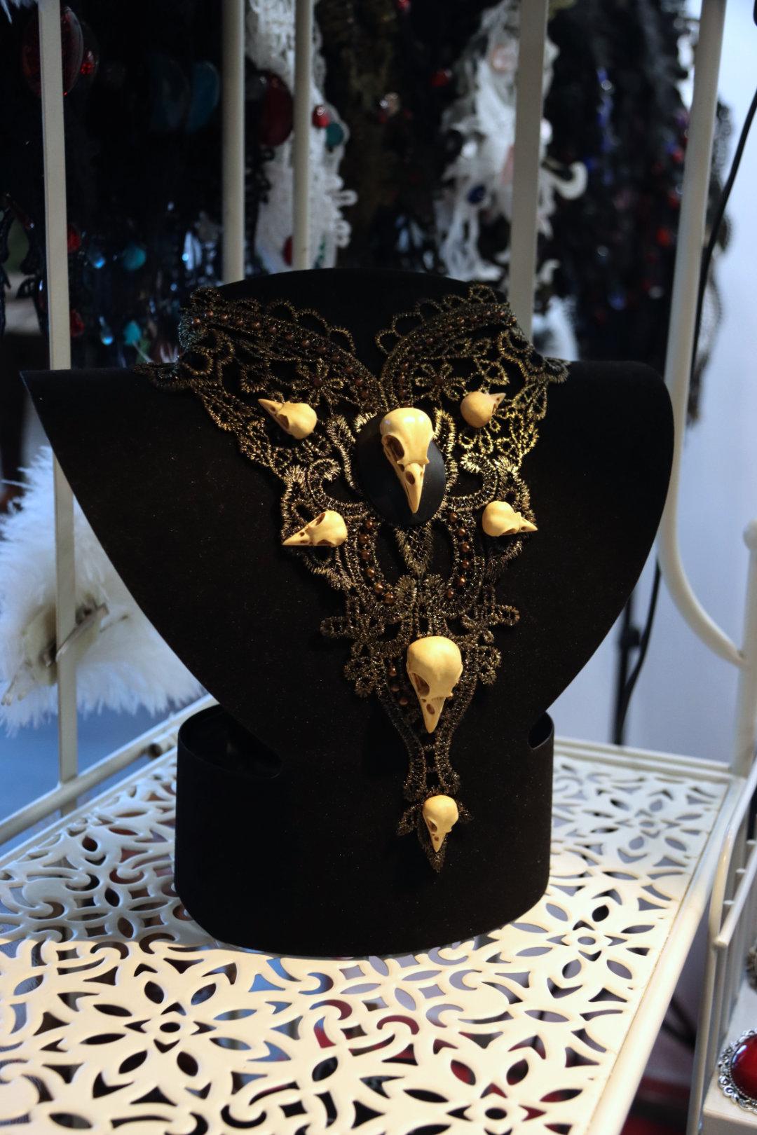 Rabenschädel Collier Filigran schwarz bronze für Gothic Fotoshooting und Mittelalter LARP -Chokers- BloodyBrilliants