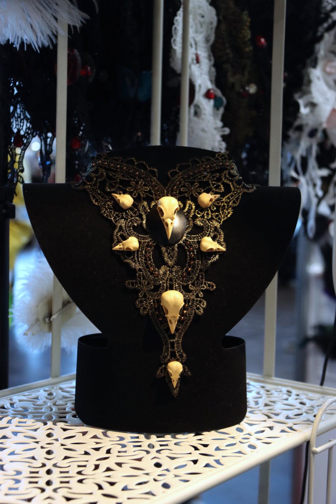 Rabenschädel Collier Filigran schwarz bronze für Gothic Fotoshooting und Mittelalter LARP -Chokers- BloodyBrilliants