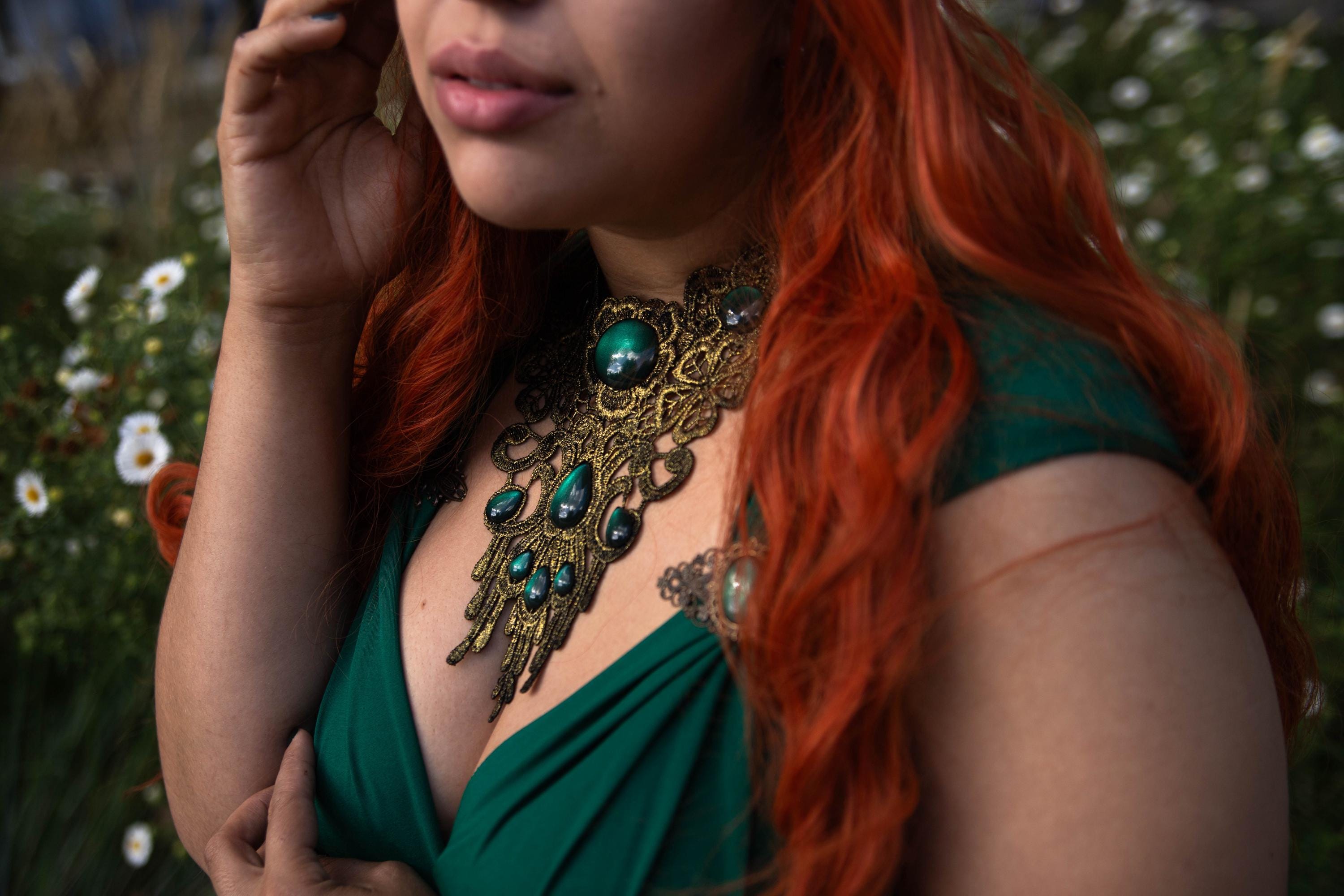 Steampunk Schmuckset Wunschfarbe aus Collier, Haarspange und Ohrringen mit farbigen Glassteinen für Boho Outfit und Vintage Hochzeit -Chokers- BloodyBrilliants