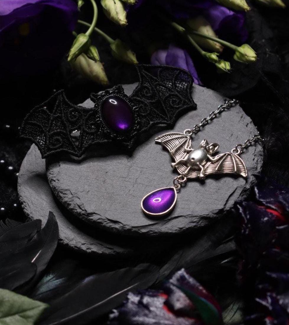 Fledermaus Schmuck Set in Wunschfarbe aus Fledermaus Kettenanhänger und Fledermaus Haarspange als Gothic Schmuck und Halloween Accessoires -Barrettes & Clips- BloodyBrilliants
