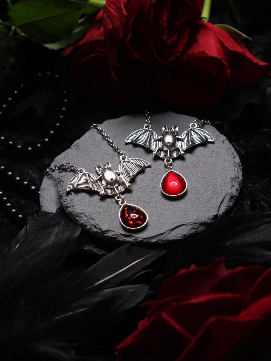 Fledermaus Kettenanhänger in Wunschfarbe als Gothic Schmuck für Vampir Kostüm und als Halloween Accessoires für Gothic Weihnachten -Pendants- BloodyBrilliants