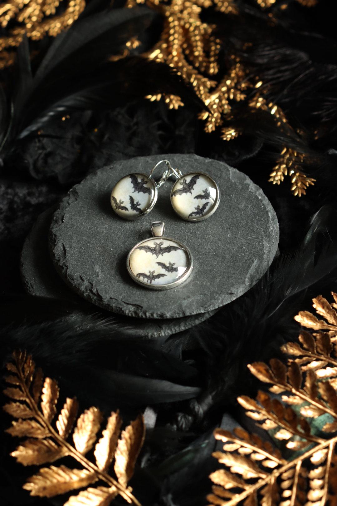 Fledermaus Schmuckset aus Anhänger Ohrringe mit Kette in silber bronze oder schwarz für Gothic Outfit und Vampir Cosplay -Pendants- BloodyBrilliants