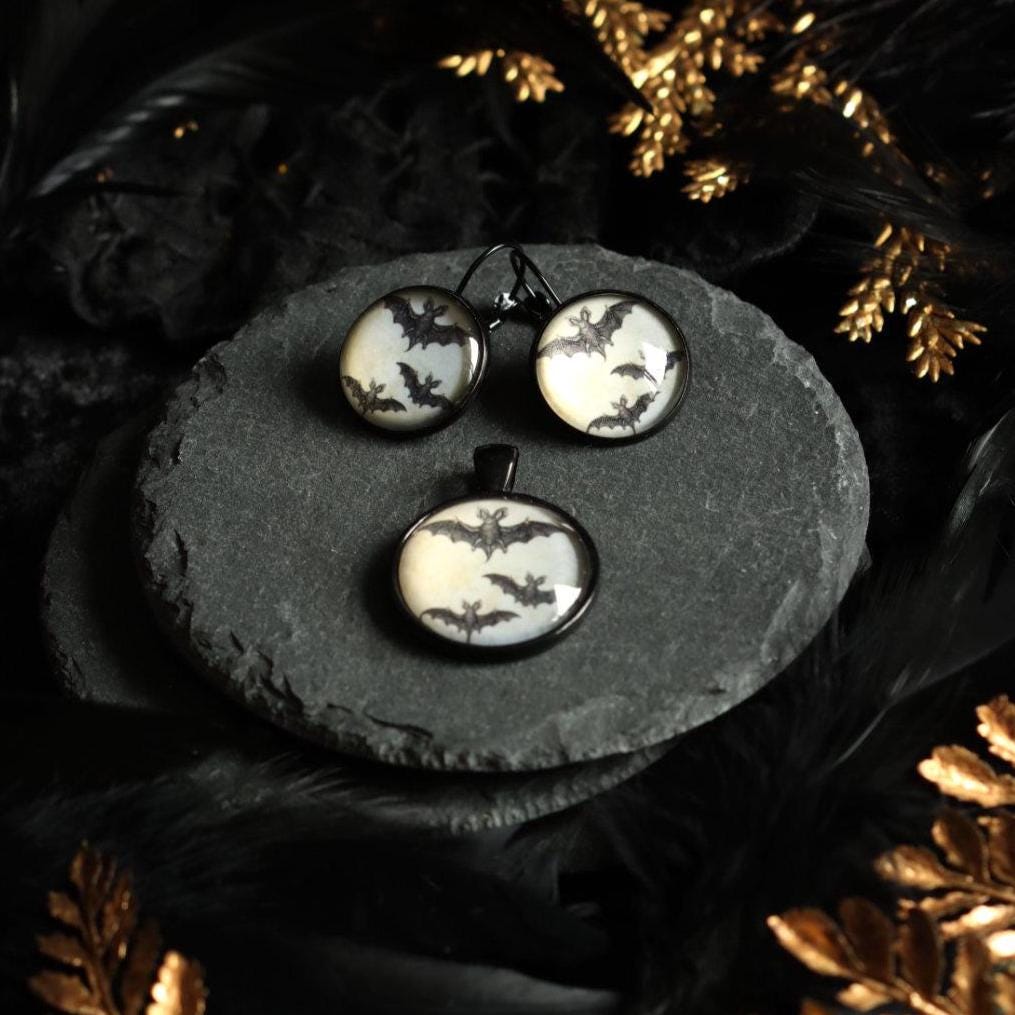 Fledermaus Schmuckset aus Anhänger Ohrringe mit Kette in silber bronze oder schwarz für Gothic Outfit und Vampir Cosplay -Pendants- BloodyBrilliants