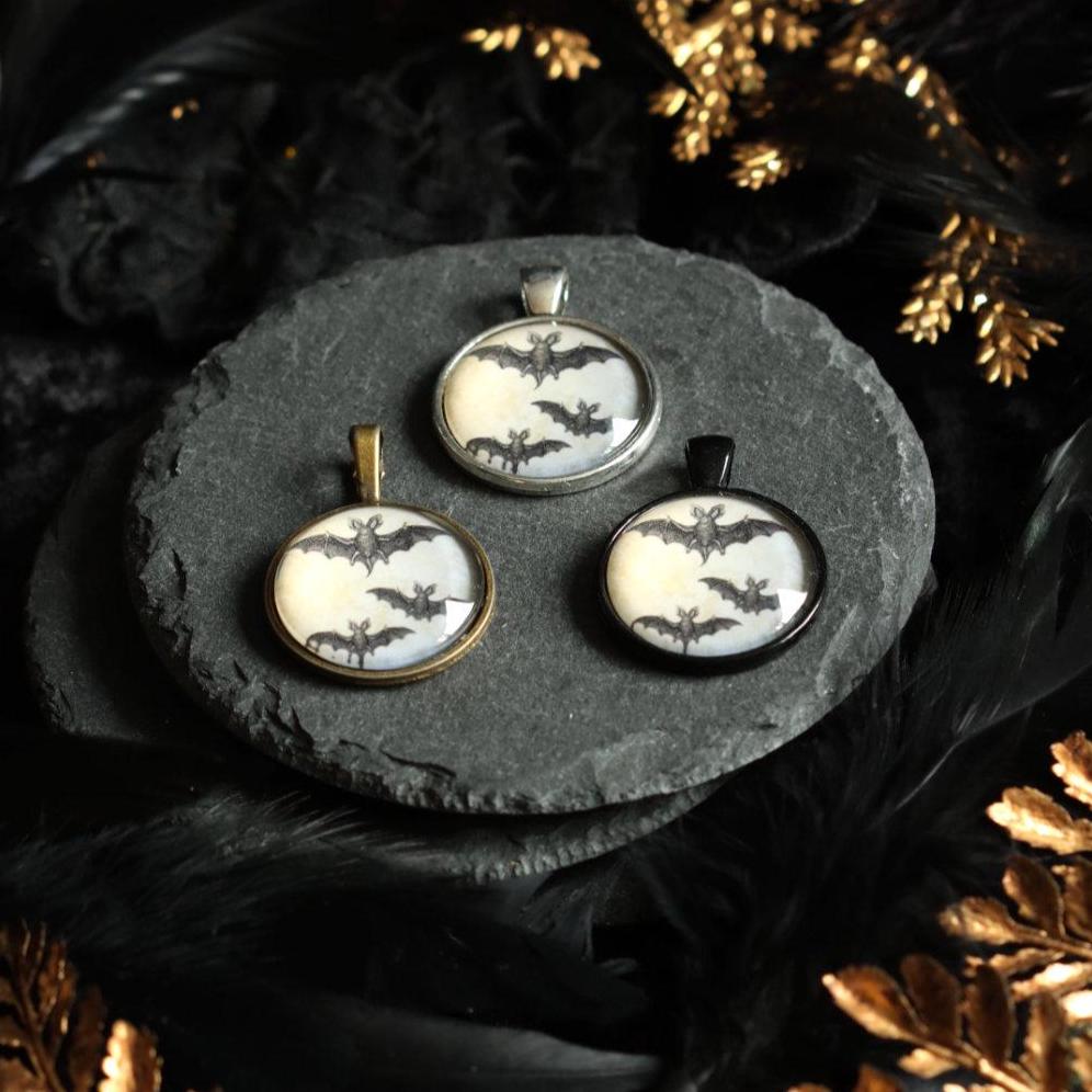 Fledermaus Schmuckset aus Anhänger Ohrringe mit Kette in silber bronze oder schwarz für Gothic Outfit und Vampir Cosplay -Pendants- BloodyBrilliants