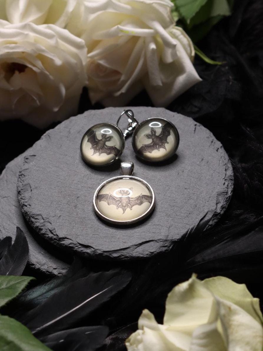 Fledermaus Anhänger Ohrringe mit Kette in silber bronze oder schwarz für Gothic Outfit und Vampir Cosplay -Pendants- BloodyBrilliants