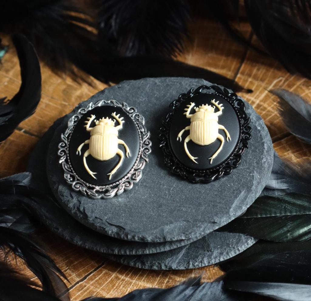 Skarabäus Anhänger elfenbein im Ägypten Stil als Gothic Kette und Cosplay Schmuck für Kostüm und Convention -Pendants- BloodyBrilliants