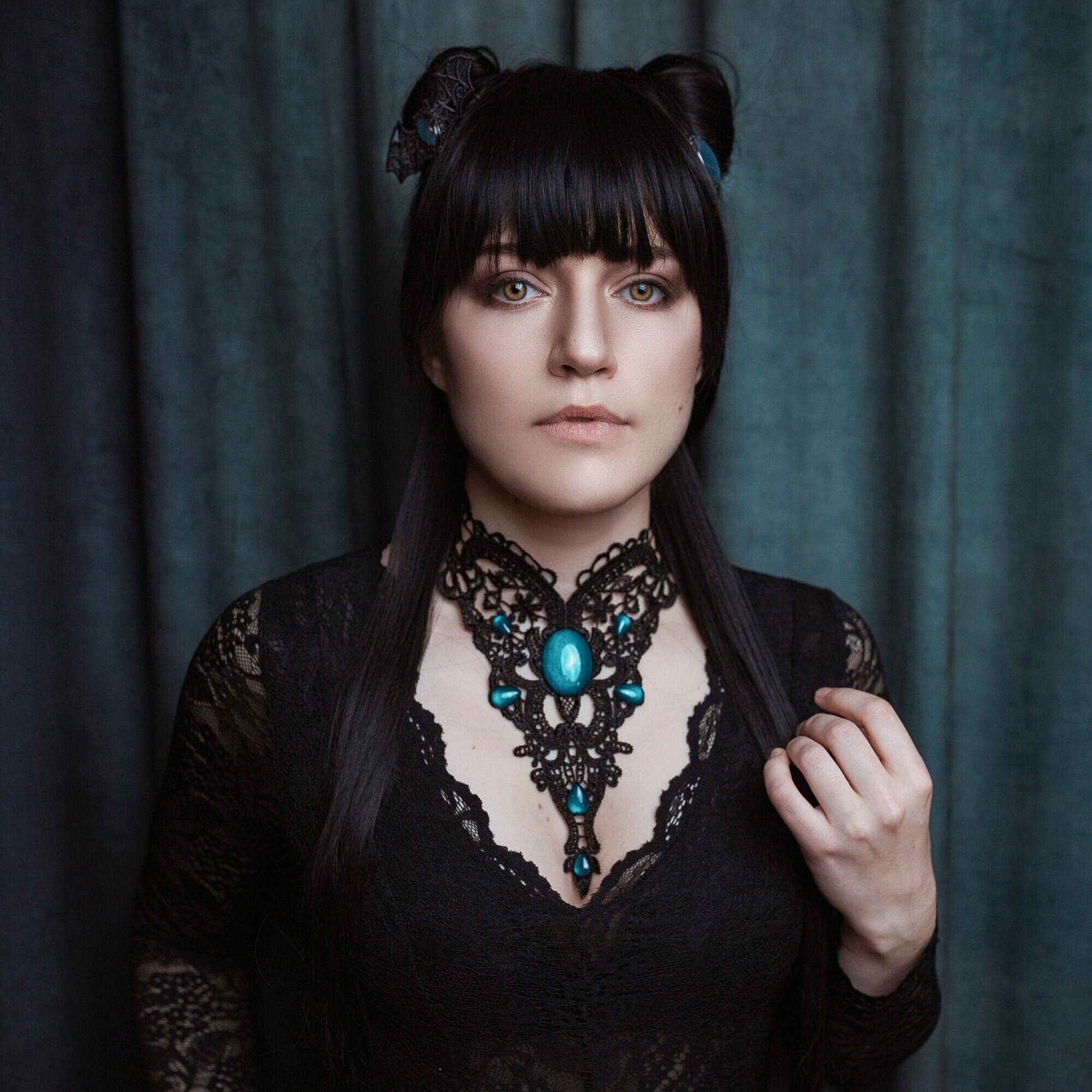 Collier filigran aus Spitze mit farbigen Cabochon Glassteinen für Steampunk Outfit und Gothic Hochzeit für Halloween Adventskalender -Chokers- BloodyBrilliants