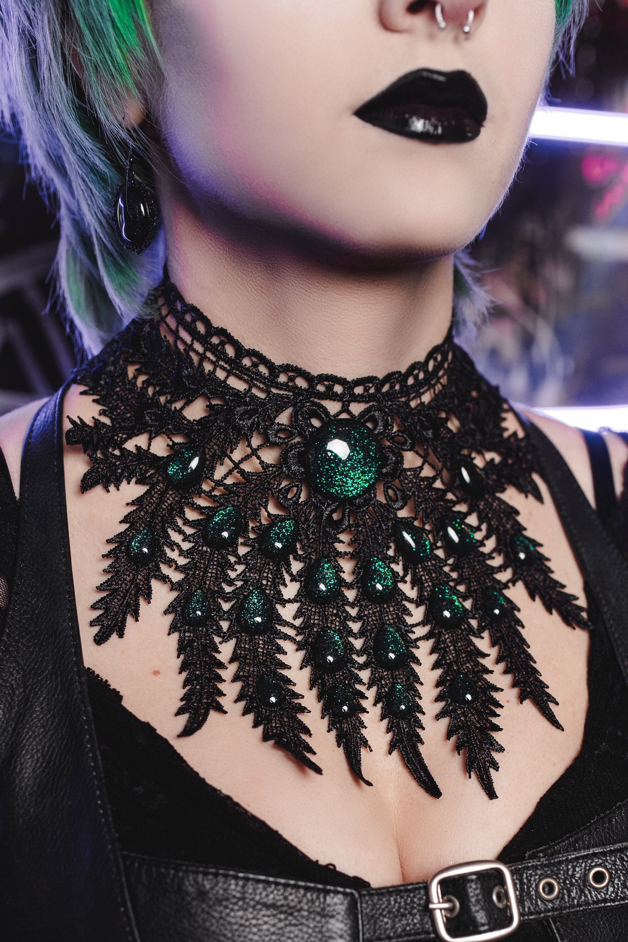 Collier schwarz Pfau aus Spitze mit farbigen Glassteinen als Schmuck für Gothic Outfit und Fantasy Cosplay Fotoshooting -Chokers- BloodyBrilliants
