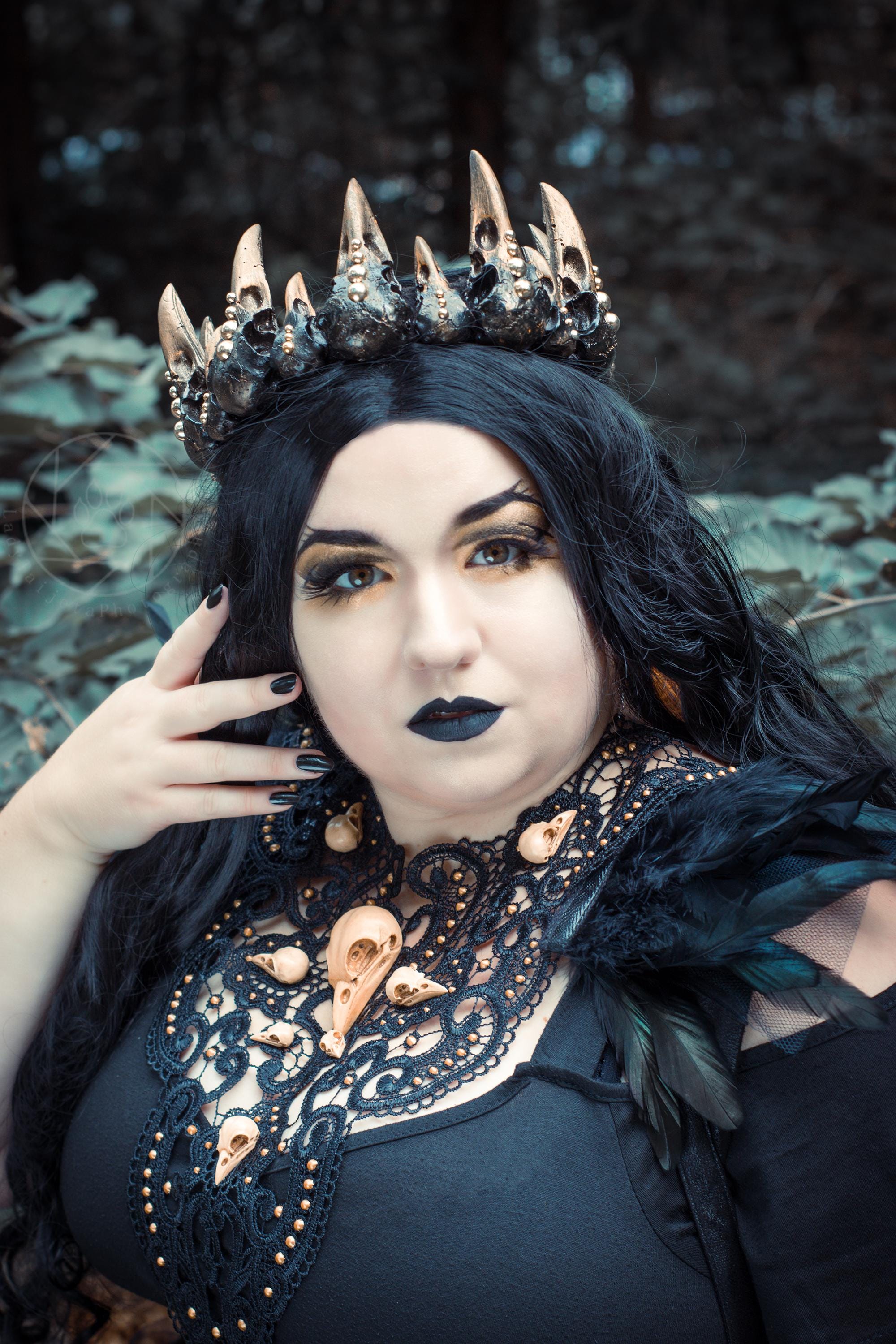 Rabenschädel Collier schwarz bronze für Gothic Fotoshooting und als Mittelalter Schmuck für Hexen Geburtstag & Halloween Adventskalender -Chokers- BloodyBrilliants